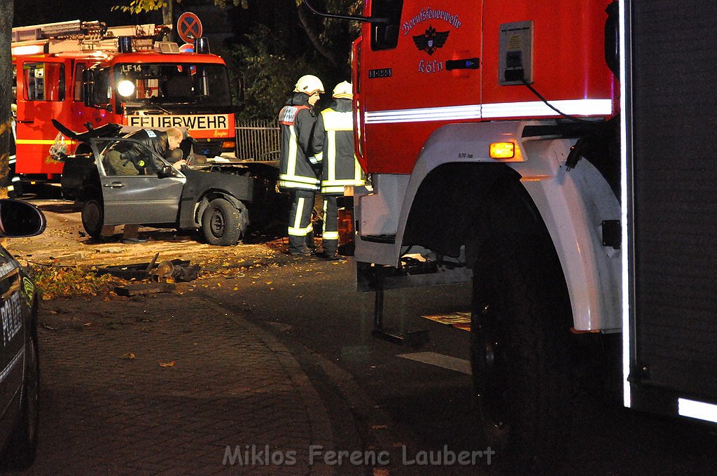 VU PKW gegen Baum Koeln Weiden Aachenerstr Bahnstr P34.JPG